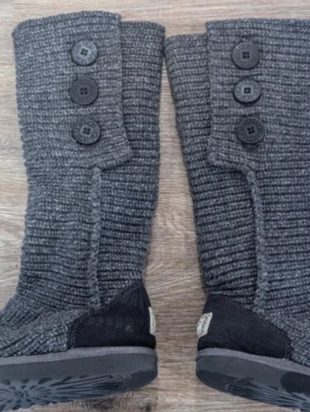 Ugg Gray Foldover Boots with Silver Threads size 8 in Excellent Condition $115